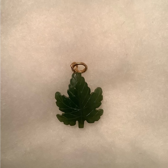 NEW vintage BC JADE carved Maple Leaf charm-pendant - Picture 2 of 5